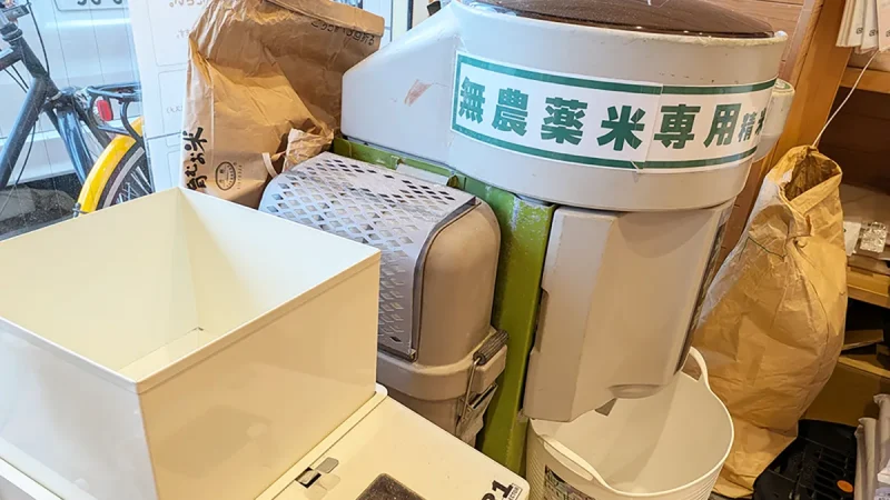 いづよねで行う精米作業の様子